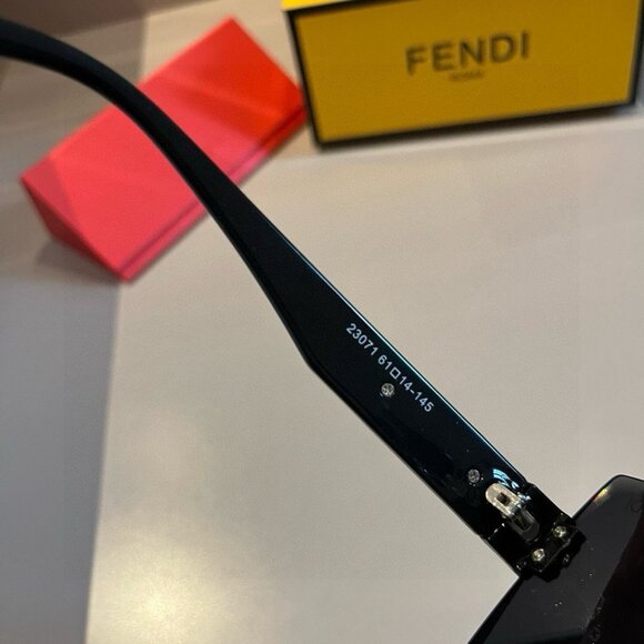 FENDI FF Logo Oversize Sunglasses - Picture 9 of 9